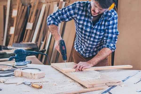 Tischler Bei Der Arbeit Mit Handbohrmaschine — Stockfoto