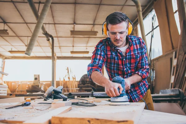 Tischler Bei Der Arbeit Beim Polieren Von Holz Mit Orbitschleifer — Stockfoto