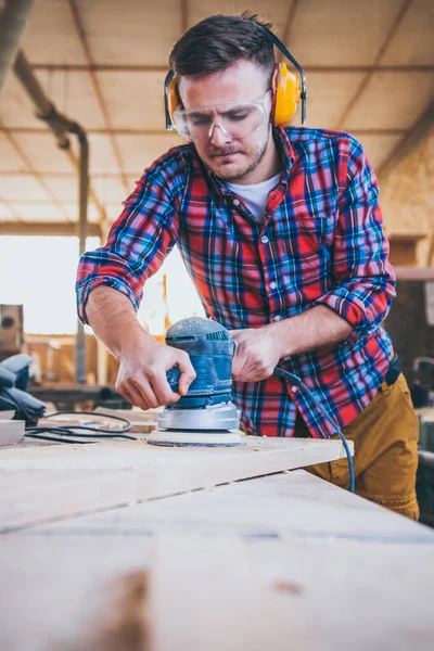 Tischler Bei Der Arbeit Beim Polieren Von Holz Mit Orbitschleifer — Stockfoto