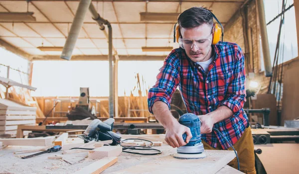 Tischler Bei Der Arbeit Beim Polieren Von Holz Mit Orbitschleifer — Stockfoto