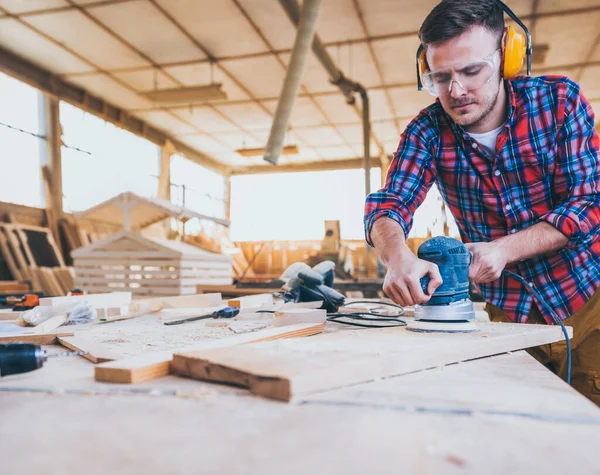 Tischler Bei Der Arbeit Beim Polieren Von Holz Mit Orbitschleifer — Stockfoto