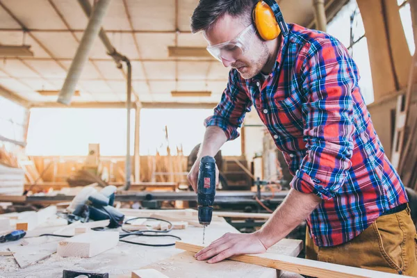 Tischler Bei Der Arbeit Mit Handbohrmaschine — Stockfoto