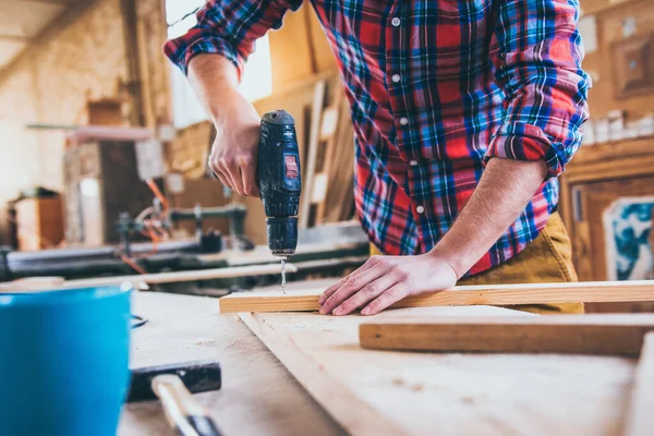 Timmerman Aan Het Werk Met Behulp Van Handboor — Stockfoto