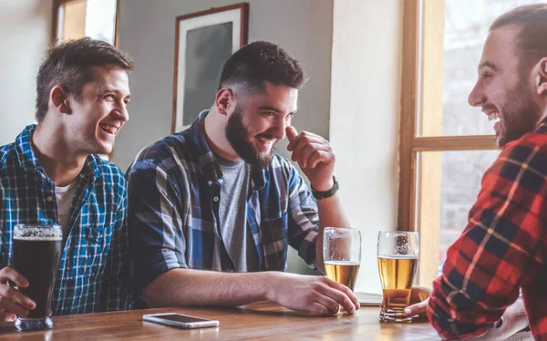 Group Friends Hipster Drinking Beer Laughing Bar — Stock Photo, Image
