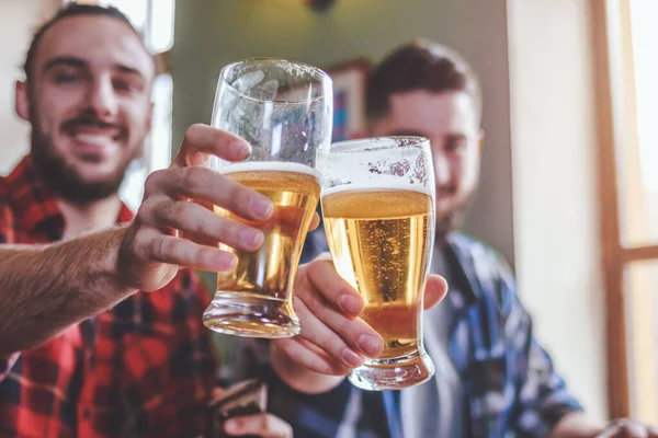 Friends Drinking Beer Clinking Glasses Bar Pub — Stock Photo, Image