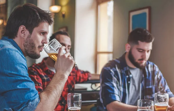 Drinking Beer Group Friends Enjoying Beer Pub Toasting Laughing — Stock Photo, Image