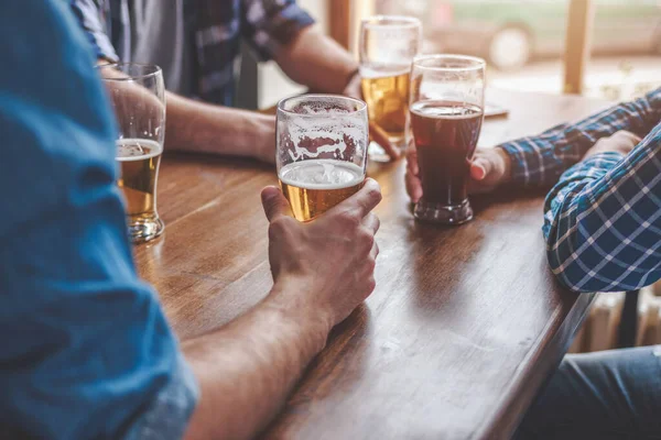 Beber Cerveja Grupo Amigos Desfrutando Uma Cerveja Pub Brindando Rindo — Fotografia de Stock