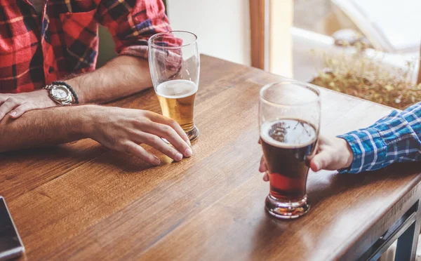 Group Friends Enjoying Beer Pub Toasting Laughing Close Focus Glasses — Stock Photo, Image