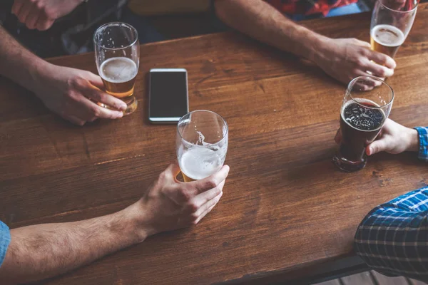 Group Friends Enjoying Beer Pub Toasting Laughing Close Focus Glasses — Stock Photo, Image