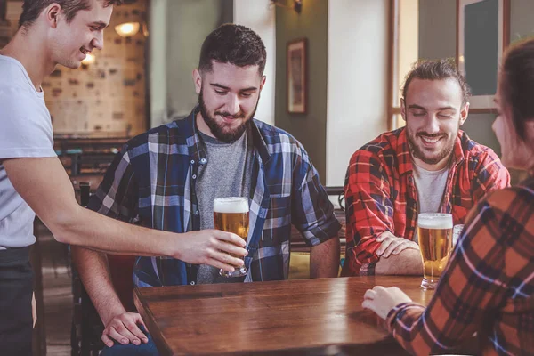 Waiter Serving Beer Pub Group Hipster Friends Drinking Beer — Stock Photo, Image