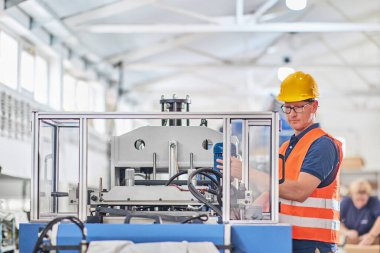 Fabrikadaki üretim hattı. Endüstriyel tesis veya kamu hizmetlerindeki ekipmanları kontrol eden veya ayarlayan teknisyen veya mühendis