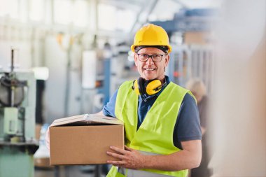 Kutuları tutan ve ayıran bir depo çalışanının portresi.