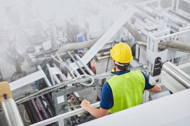 Fabrikadaki üretim hattı. Endüstriyel tesis veya kamu hizmetlerindeki ekipmanları kontrol eden veya ayarlayan teknisyen veya mühendis