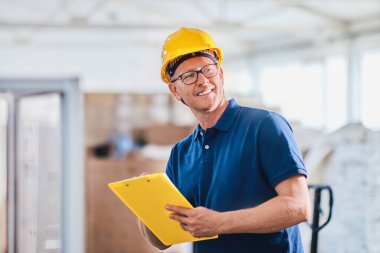 Başarılı ustabaşı yöneticisi verilerle çalışıyor ve endüstriyel makinenin çalışmalarını kontrol ediyor