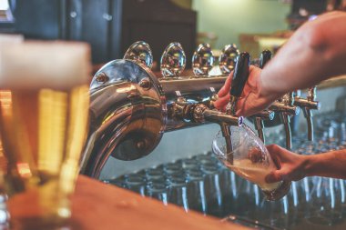 Bira Musluğu 'nda barmen Bira Dolduruyor