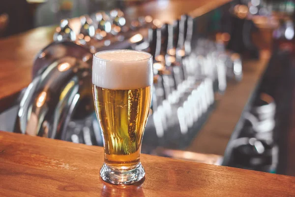 バーテーブルの上のビールグラス — ストック写真