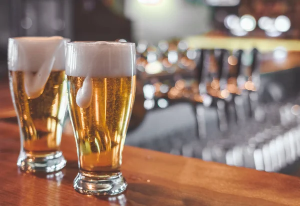 Bir Bar Masasında Iki Bardak Bira Bira Musluğuna Odaklan - Stok İmaj