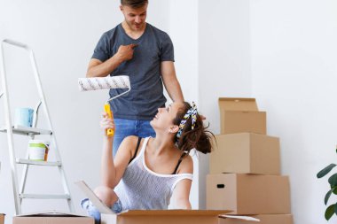 Yeni bir evde bavulları açmak ve mutluluk