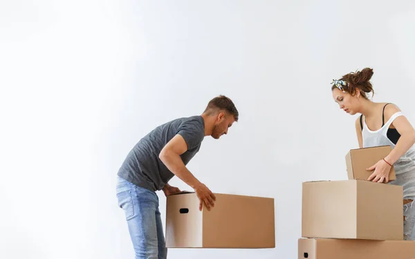 Saliendo Del Apartamento Pareja Que Lleva Cajas Cartón Trabajando Juntos Imagen de stock