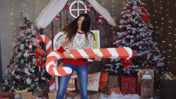 Весела Дівчина Розважається Граючи Цукерковій Тростині Може Бути Гітара Різдвяні — стокове відео