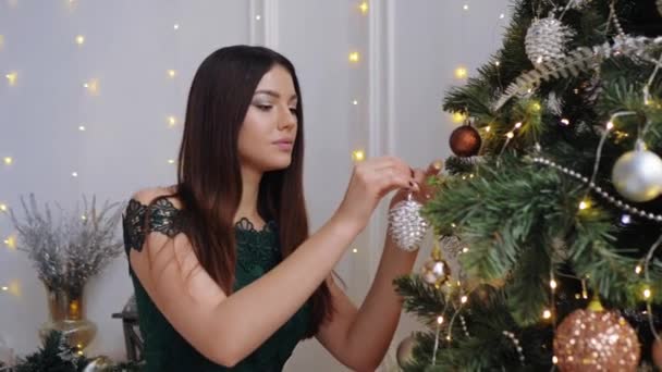 Atractiva Mujer Caucásica Pelo Largo Está Decorando Árbol Navidad Con — Vídeo de stock