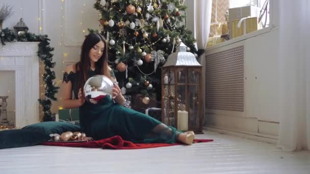 Hermosa Mujer Pelo Largo Con Gran Bola Decoración Navidad Sus — Vídeos de Stock