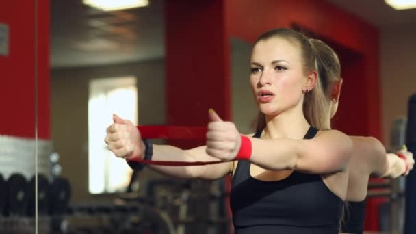 Atletisch Slank Meisje Met Lang Haar Stretching Voorkant Van Spiegel — Stockvideo