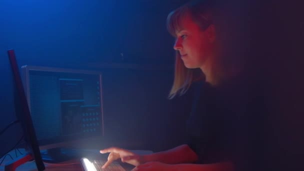 Girl Hacker Tente Entrer Dans Système Utilisant Des Codes Pour — Video