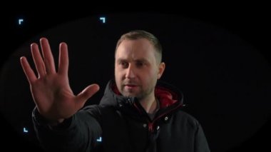 Beyaz adam el geometrisi doğrulaması kullanarak erişmeye çalışıyor. Operasyon başarılı. Biyometrik kimlik doğrulama güvenlik kavramı. 