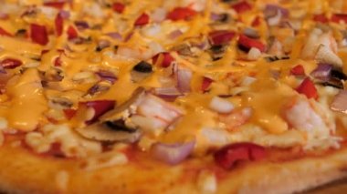 Sıcak İtalyan pizzası karides ve Tom Yam sosuyla döner. Lezzetli bir yakın çekim. Retsoran, pizza veya bar için menü ögesi.