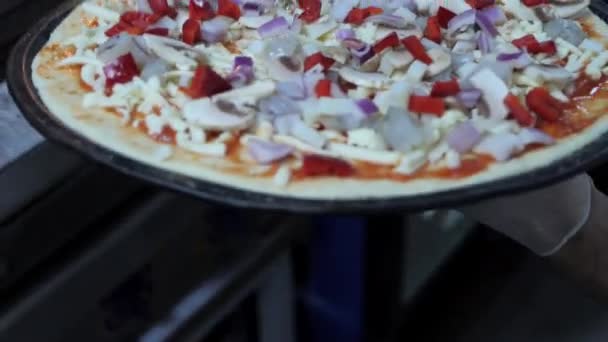 Çiğ Talyan Pizzası Büyük Bir Kürekle Fırına Konur Şef Retsoran — Stok video