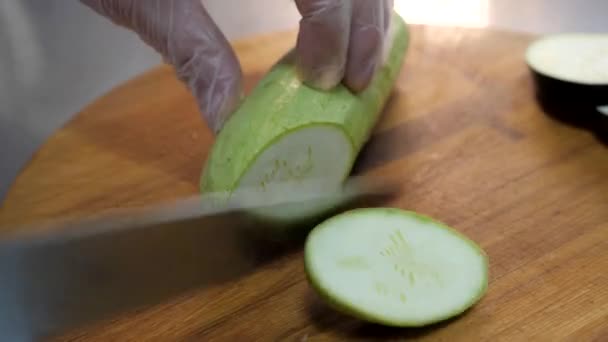 厨师用一把大刀把西葫芦切成碎片 在厨房的木板上切蔬菜 靠近点概念 健康食品配方 — 图库视频影像