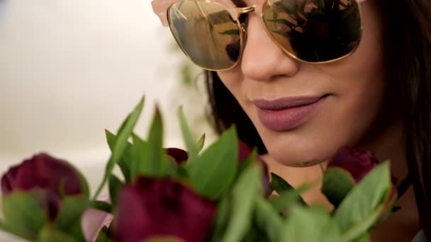Mulher Bonita Óculos Sol Espelho Cheirando Flores Sorrindo Feliz Vista — Vídeo de Stock