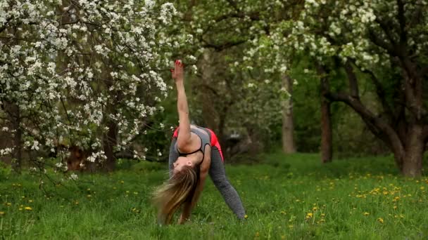 Fitness Instruktör Kaukasiska Kvinna Gör Sport Övningar Dynamiska Sträckor Utomhus — Stockvideo