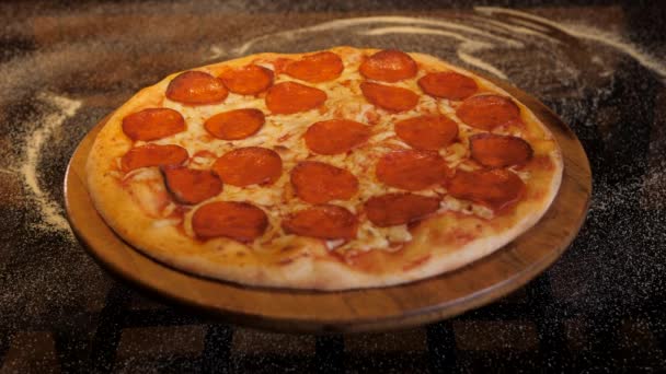 Pizza Pepperoni Clássico Gira Sobre Fundo Preto Filmagem Deliciosa Pizza — Vídeo de Stock