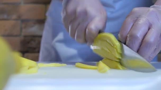 Cuoco Guanto Taglia Mango Maturo Piccoli Pezzi Con Grande Coltello — Video Stock