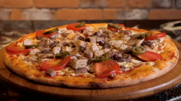 Fleischpizza Mit Tomaten Und Jalapeño Paprika Auf Einem Holzständer Dreht — Stockvideo