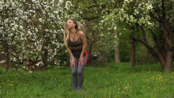 Atletische Vrouw Bezig Opwarmen Lichaam Tilt Stretching Andere Fitness Oefeningen — Stockvideo