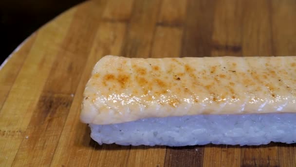 Tapa Salmón Glaseado Con Azúcar Caramelizada Del Maki Arroz Preparación — Vídeos de Stock