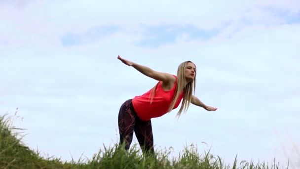 선수인 여자는 밖에서 운동을 있습니다 스포츠 여성은 운동을 균형을 가면서 — 비디오