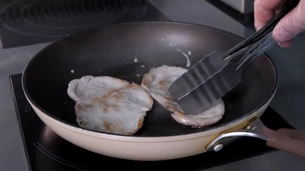 Processo Cozinhar Carne Porco Costeletas Uma Frigideira Fogão Indução Chef — Vídeo de Stock