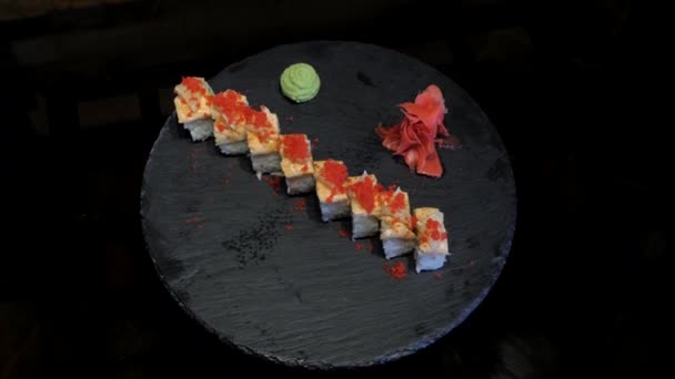 Delicioso Sushi Maki Gira Gira Placa Preta Fundo Escuro Japonês — Vídeo de Stock