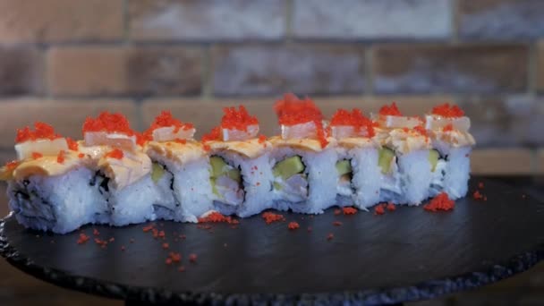 Delizioso Sushi Maki Rotoli Riso Stanno Girando Sul Piatto Scuro — Video Stock