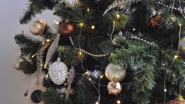 Close Uitzicht Prachtige Kerstboom Ornamenten Decoraties Lichte Bloemenslingers Vuurhoedjes Ballen — Stockvideo