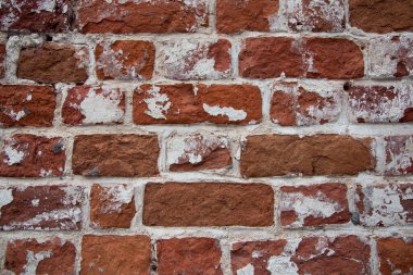 Eski kırmızı tuğla duvar dokusu. Duvardaki beyaz boya dikkatsizce.