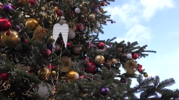 Weihnachtsschmuck Und Schmuck Weihnachtsbaum Engelsflügel Kugeln Girlanden Freien — Stockvideo