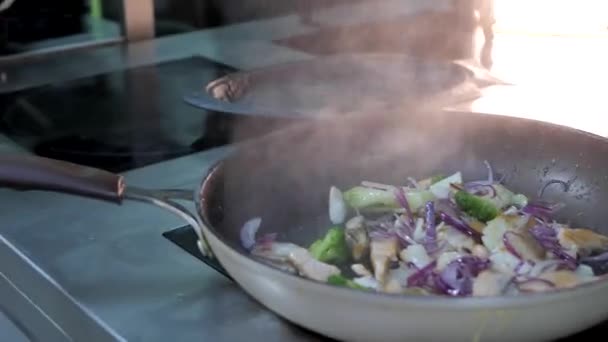 Verduras Pescado Fríen Sartén Chef Está Sacudiendo Sartén Vapor Caliente — Vídeo de stock