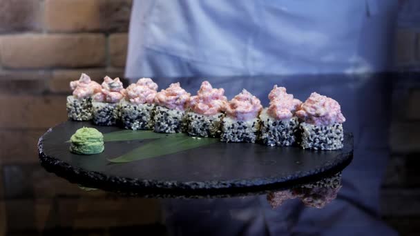 Chef Appying Wasabi Gengibre Para Conjunto Maki Sushi Que Derramar — Vídeo de Stock