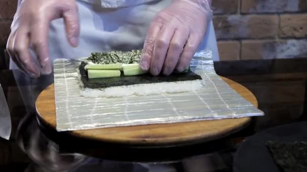 Chef Guantes Está Cocinando Sushi Maki Usando Estera Los Maki — Vídeos de Stock