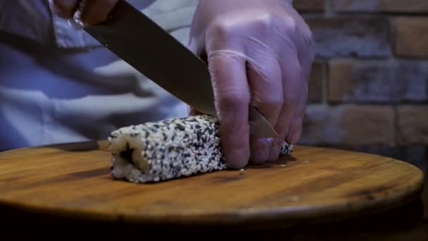 Chef Corta Sushi Maki Con Cuchillo Afilado Pedazos Proceso Cocción — Vídeos de Stock